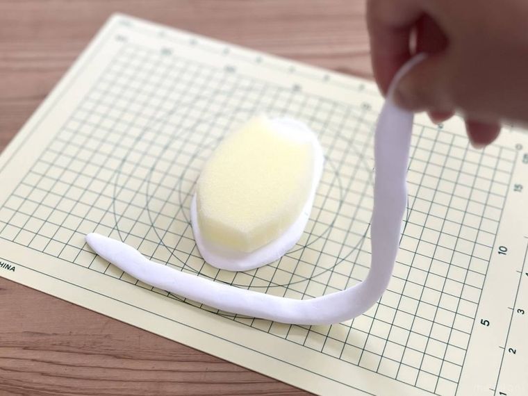 粘土を細長く伸ばした様子