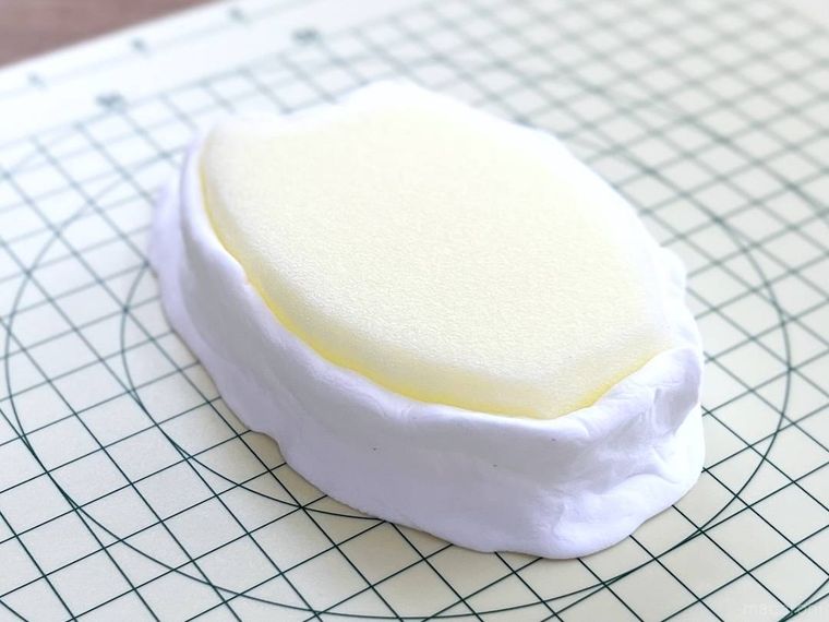 スポンジに粘土を巻き付けた様子