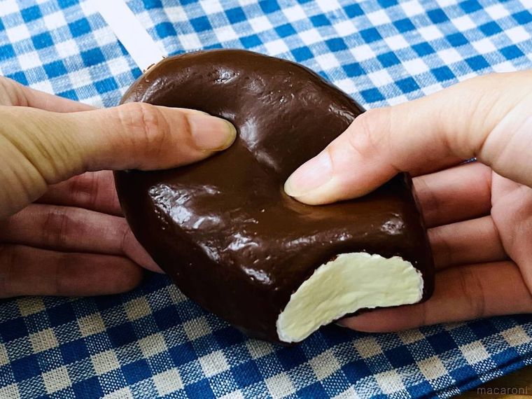 パルムの形をしたスクイーズを指で押している様子