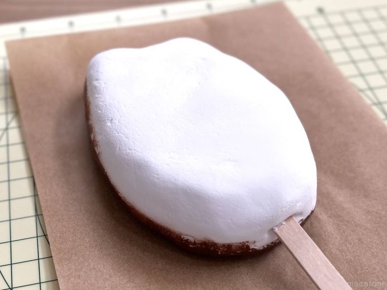 パルムの形をした粘土をクッキングシートの上に置いた様子