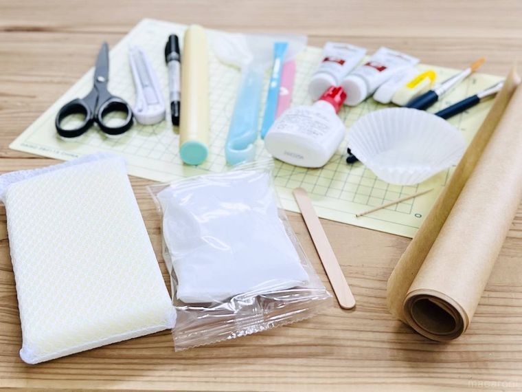 スポンジ、粘土、アイスの棒、クッキングシート、文房具、絵の具、粘土板などが並んでいる様子