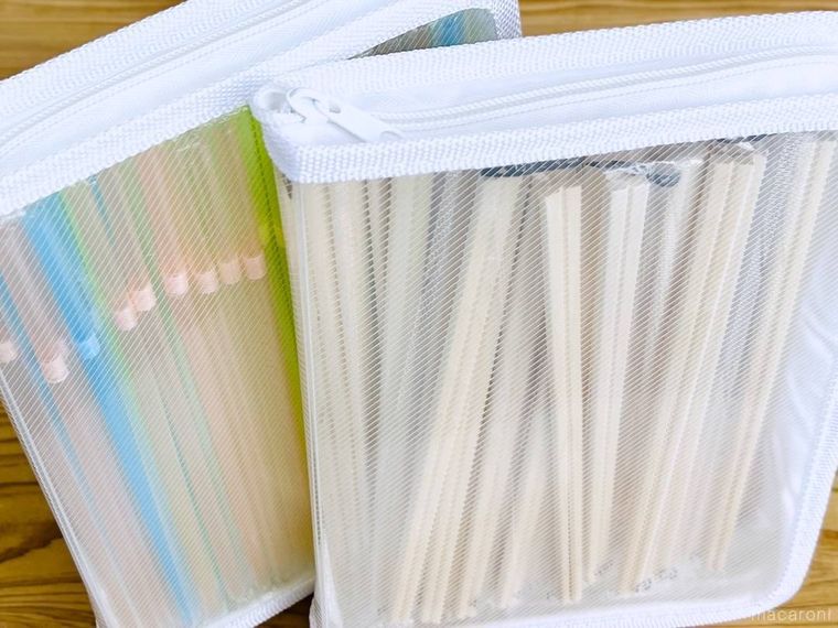 ファスナーケースに割り箸とストローを収納した様子