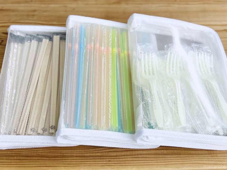 ファスナーケースに割り箸、ストロー、プラスチックカトラリーを収納した様子