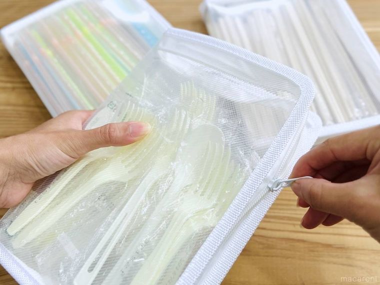 ファスナーケースに割り箸、ストロー、プラスチックカトラリーを収納している様子