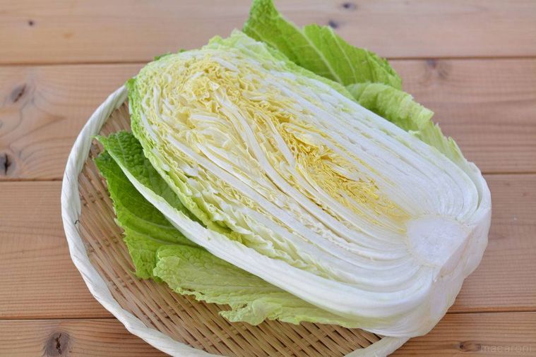 ざるに置かれた半切の白菜