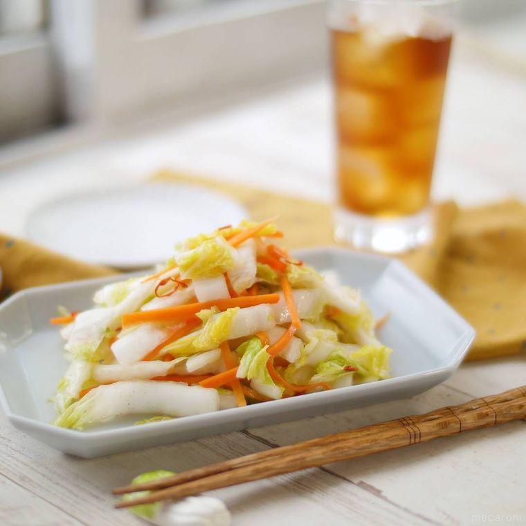 白い皿に盛られた辣白菜