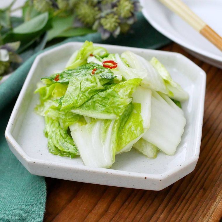 白い皿に盛られた白菜の浅漬け