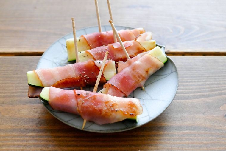 つまようじに刺したズッキーニのベーコン巻きを盛り付けた小皿