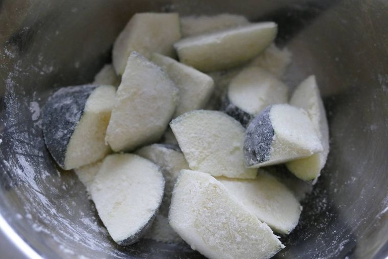 乱切りにしたズッキーニに薄力粉をまぶす様子