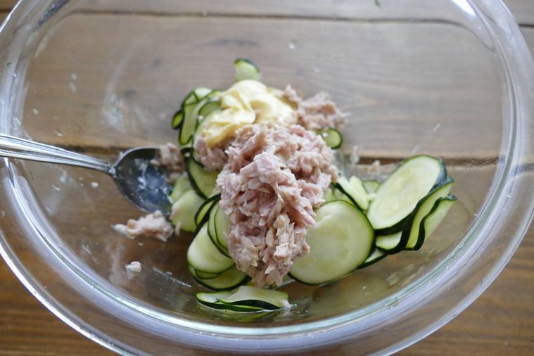ツナ缶、マヨネーズ、からし、米酢を加えた様子