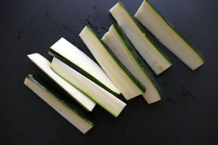 ズッキーニを縦8等分に切った様子