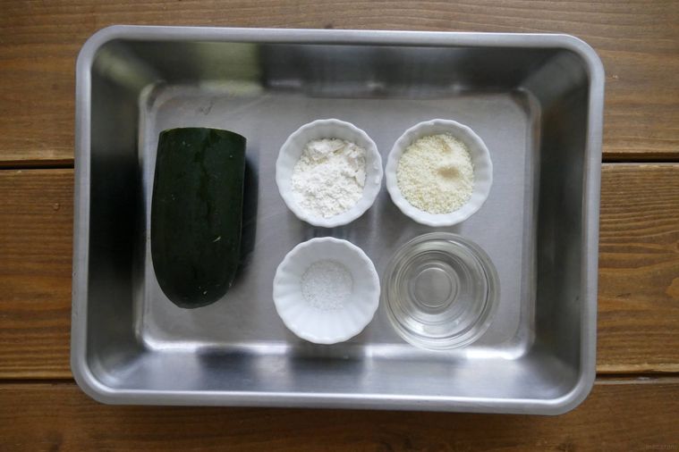 ズッキーニの粉チーズ炒めの材料が並ぶ木製テーブル