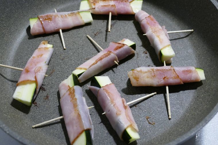 ズッキーニのベーコン巻きをフライパンで焼く様子