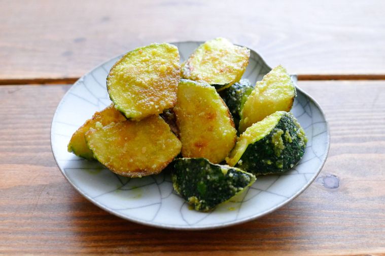 ズッキーニの粉チーズ炒めを盛り付けた小皿