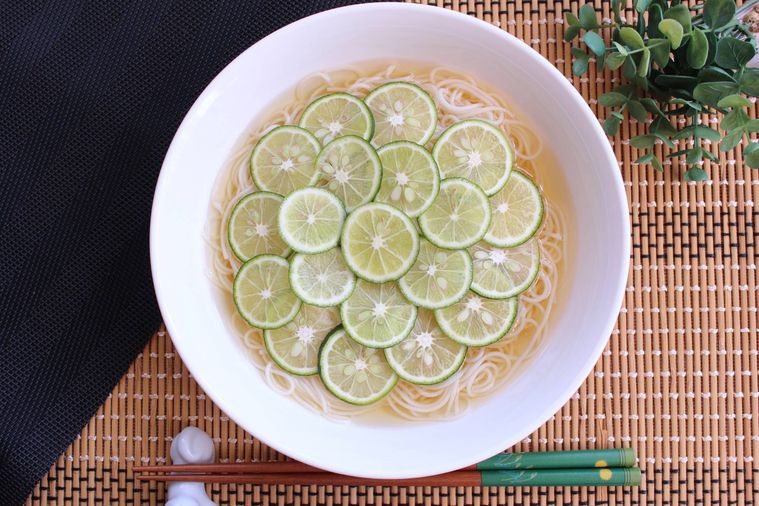 白い皿にすだちそうめんが盛られ、手前に箸が置かれている様子