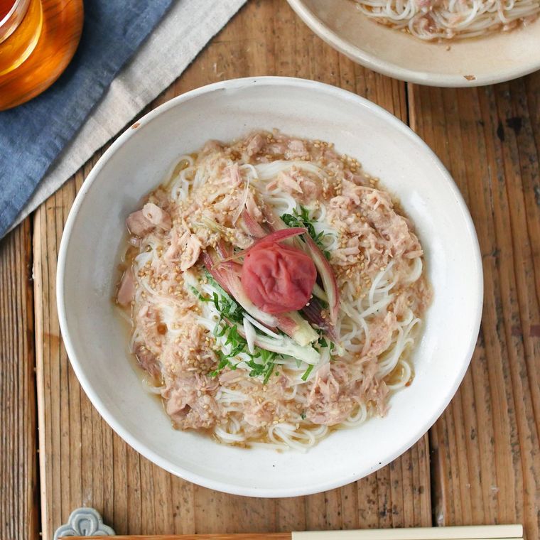 梅ツナぶっかけそうめんが盛られている白い器