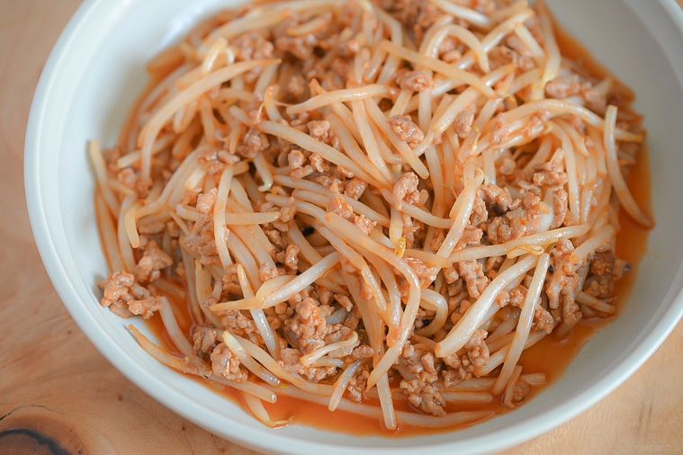皿に入ったもやしとひき肉のナポリタン風ケチャップ炒め