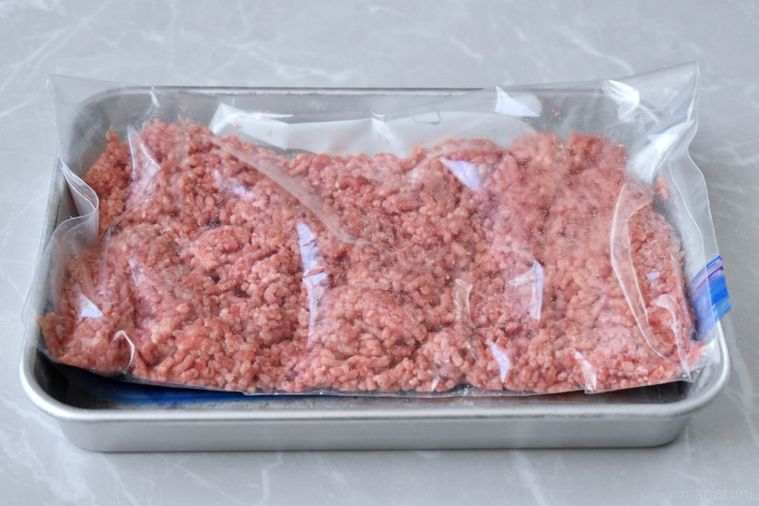 保存袋に入れてアルミトレイに置いたひき肉