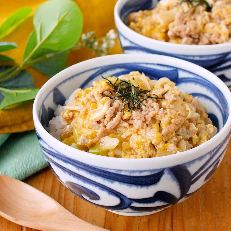 ひき肉親子丼を盛り付けた丼がある食卓