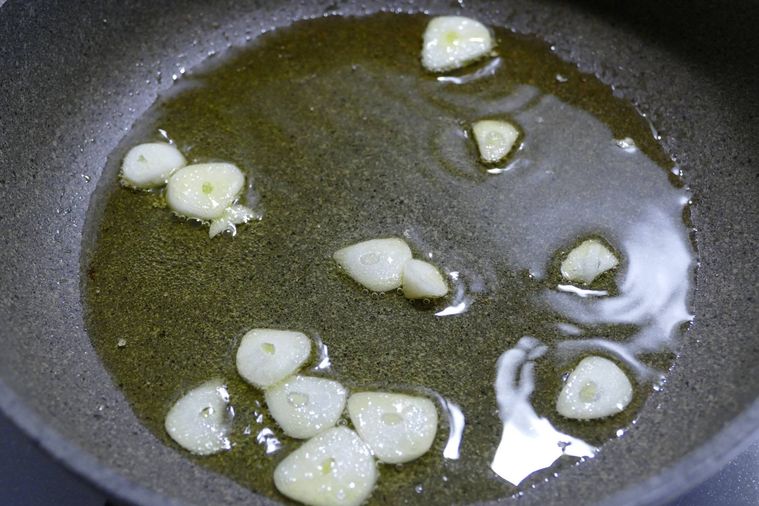 にんにくをオリーブオイルで炒める様子