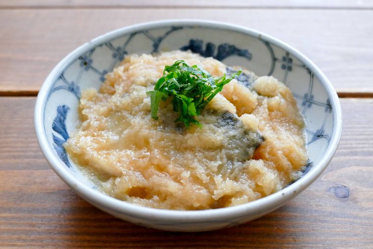 大葉をトッピングした塩さばのみぞれ煮を盛り付けた青い器