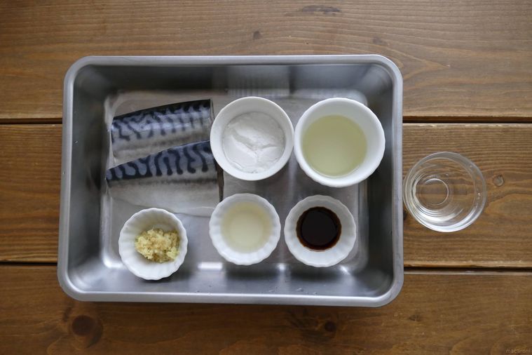塩サバの甘酢炒めの材料が並ぶ木製テーブル