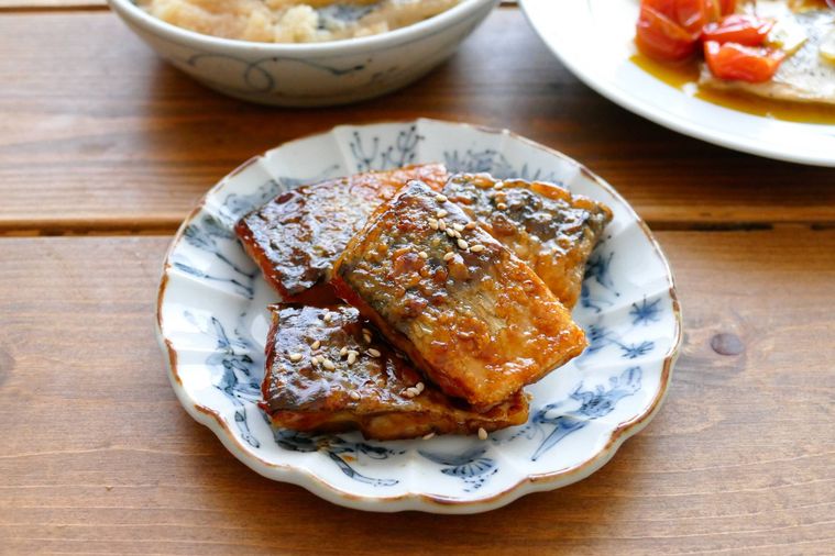 塩サバの甘酢炒めが手前に並ぶ食卓
