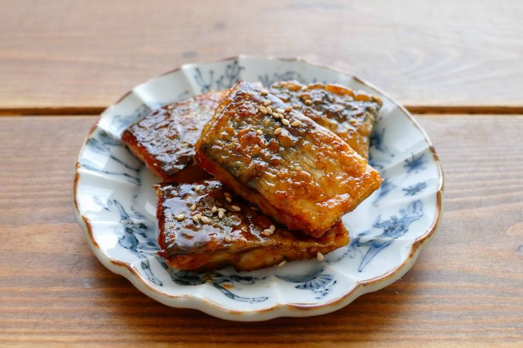 塩サバの甘酢炒めが四切れ盛られている小皿