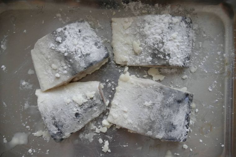 切った塩さばに片栗粉をまぶした様子