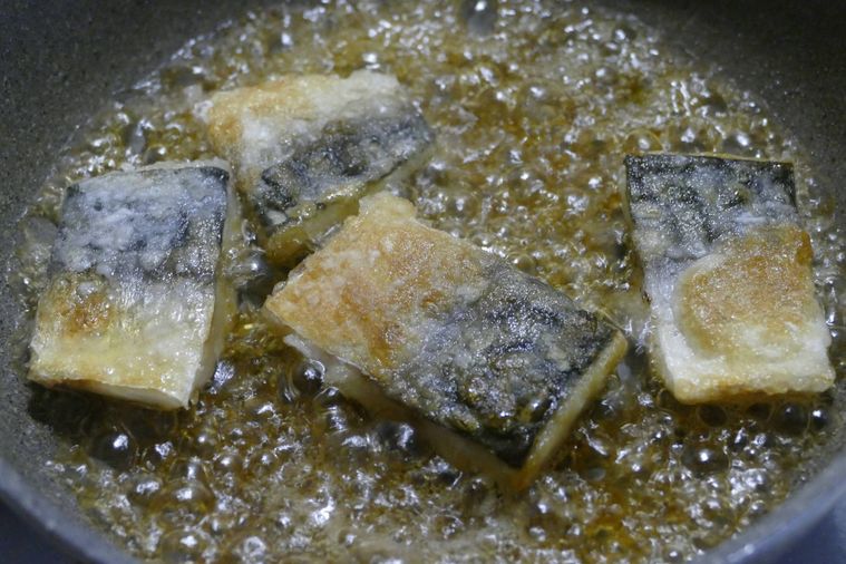調味料を加えて煮立たせる様子