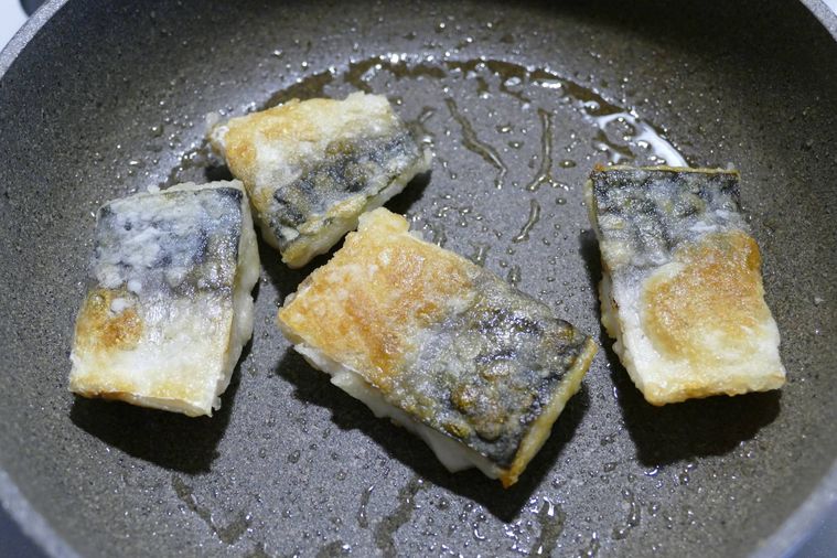 塩さばをフライパンで焼く様子