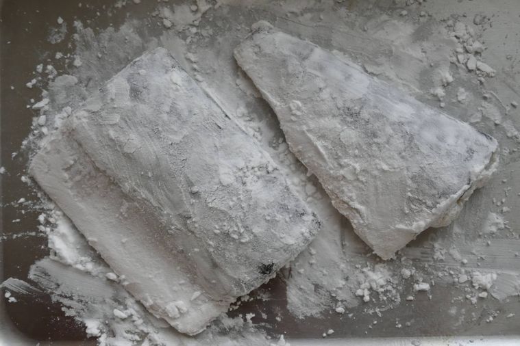 塩さばに片栗粉をまぶした様子