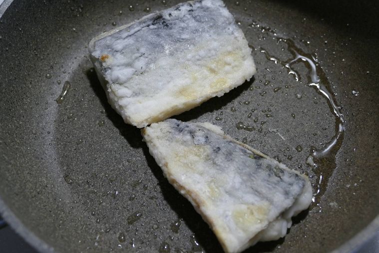 塩さばをフライパンで焼く様子