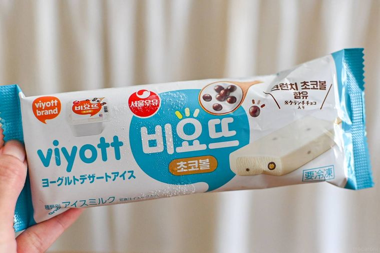アイスのパッケージを持っているところ
