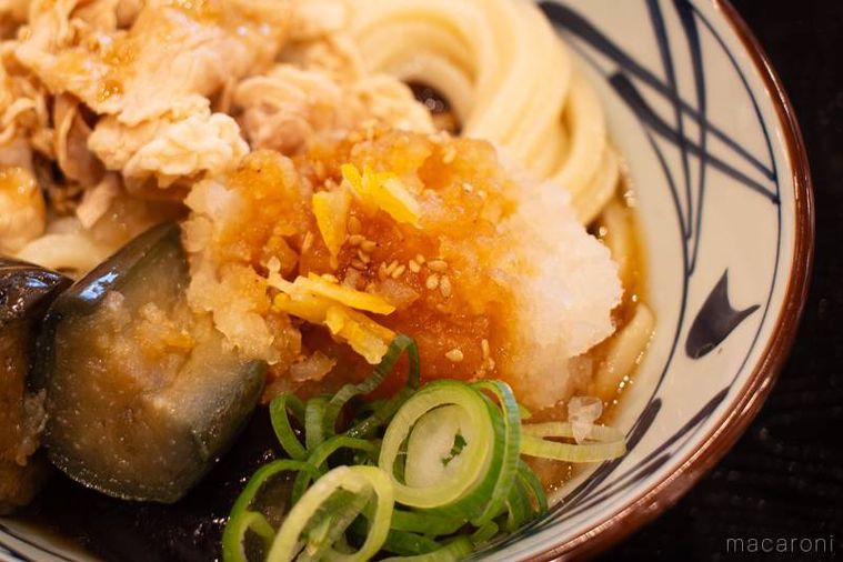 丸亀製麺鬼おろし豚しゃぶぶっかけうどんにトッピングされた特製ぼんずのかかった鬼おろし