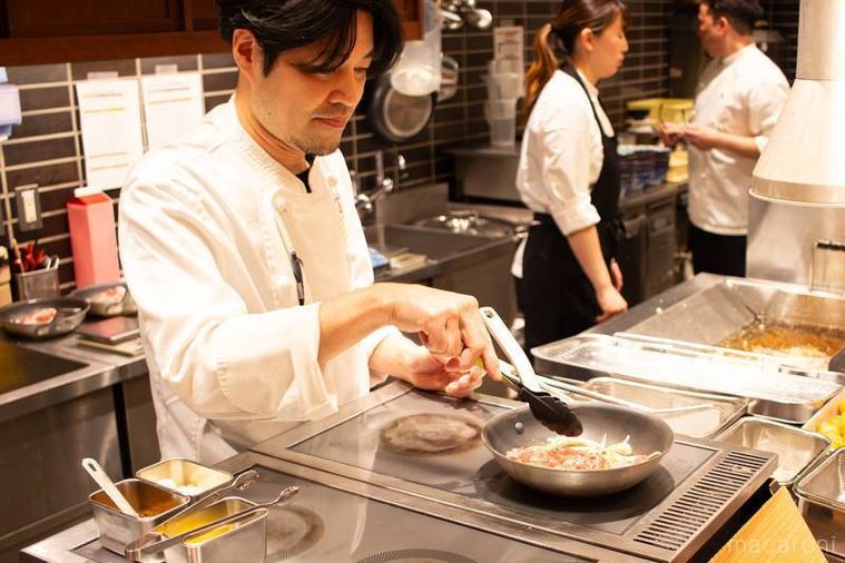 丸亀製麺のスタッフが調理している様子