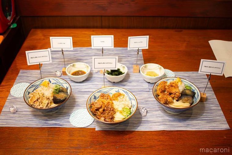 丸亀製麺鬼おろし豚しゃぶぶっかけうどん鬼おろし鶏からぶっかけうどん鬼おろ肉ぶっかけうどんが並んだフォトブース