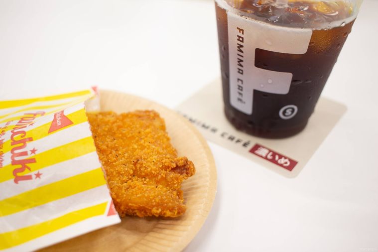 ファミリーマートファミマカフェのアイスコーヒー濃いめとファミチキ