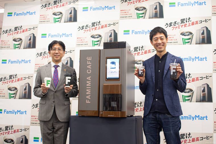 ファミリーマート高倉一真さんとバリスタの粕谷哲さんが新型コーヒーマシンを挟んで並んでいる