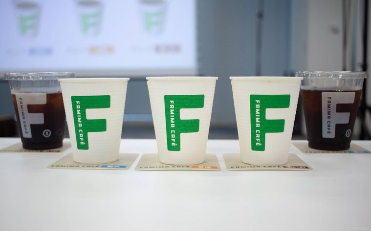 試飲したファミリーマートのブレンドの普通濃いめ軽めとアイスコーヒーの濃いめ軽めが並んでいる様子