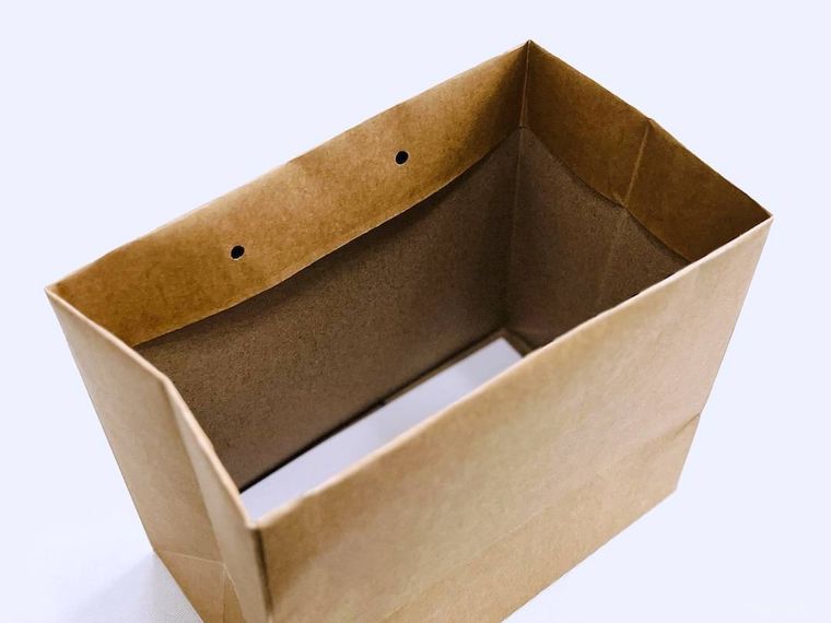 紙袋の上部を内側へ折り込んだ様子