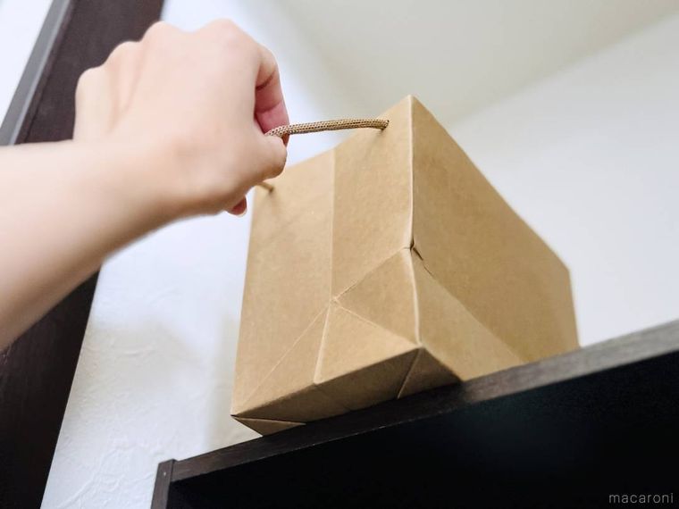 カラーボックスに置いた収納ボックスを引き出している様子