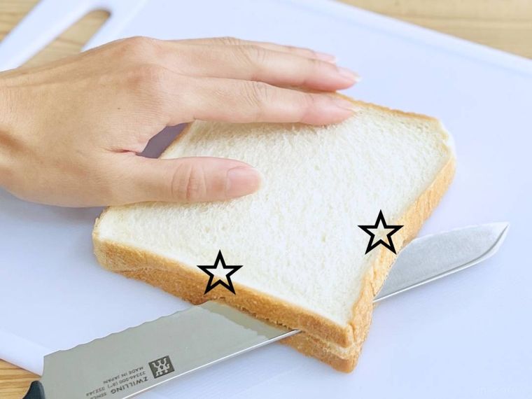 6枚切りの食パンを、パン切り包丁でスライスしている様子
