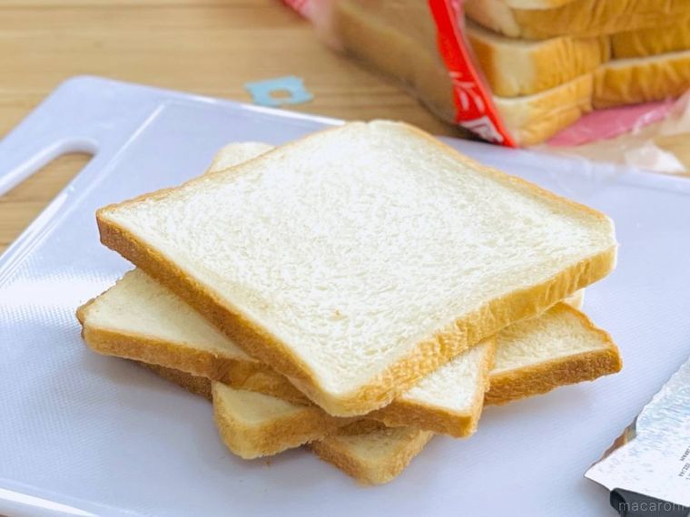 半分にスライスした食パンを4枚重ねた様子