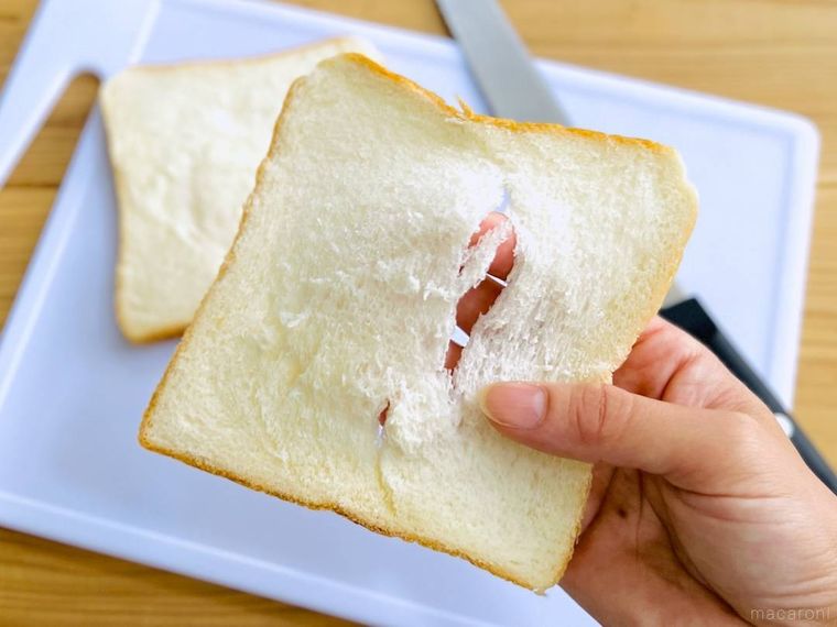 スライスした食パンに穴が開いてしまった様子