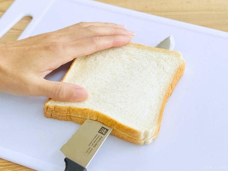 6枚切りの食パンを、パン切り包丁でスライスしている様子