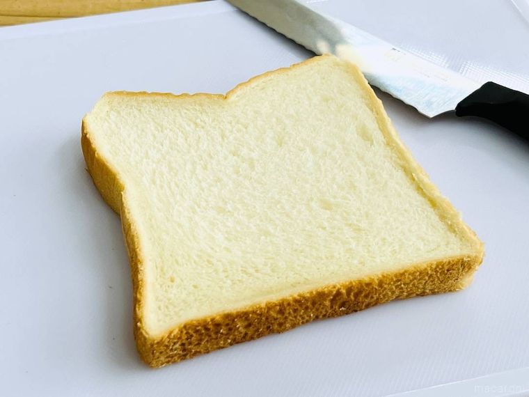 白いまな板の上に食パンとパン切り包丁がのっている様子