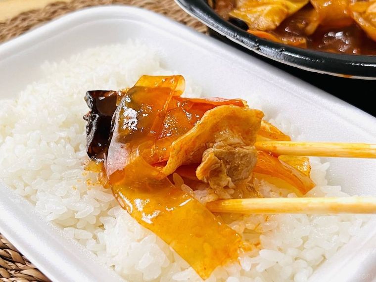 麻辣湯弁当の具材をごはんにのせた様子