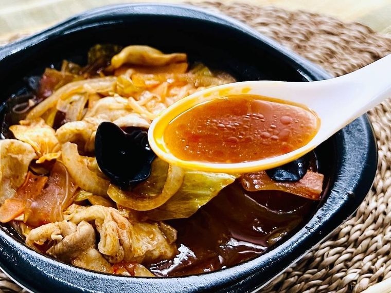 麻辣湯弁当のスープをスプーンですくった様子