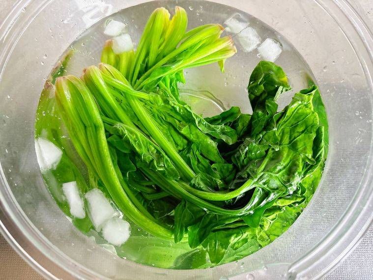 ゆでたほうれん草を冷水で冷ます様子